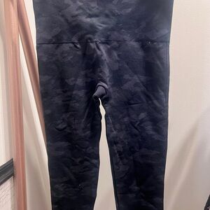 High-Waist Camo Leggings in Black/Charcoal